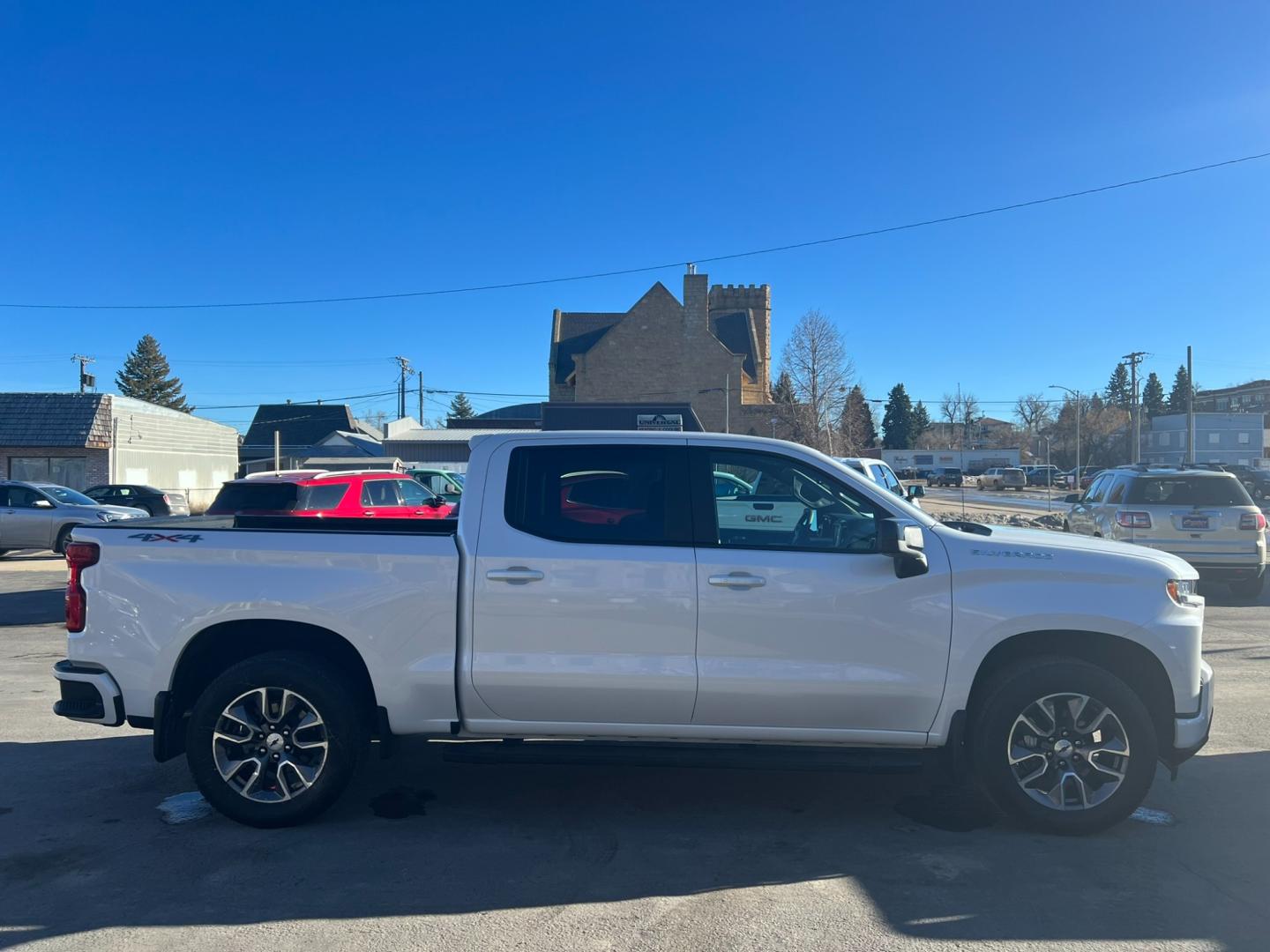 2022 WHITE /Grey Chevrolet Silverado 1500 RST (3GCUYEEL3NG) with an 6.2L DI V8 engine, 10 speed Automatic transmission, located at 116 5th Avenue South, Lewistown, MT, 59457, 47.063877, -109.427879 - Unleash the Power with the 2022 Silverado 1500 RST 4WD - Equipped with a Dominant 6.2L Gas Engine! Get ready for an adrenaline-pumping adventure with the mighty 2022 Silverado 1500 RST 4WD. This powerhouse is designed to elevate your driving experience to new heights. Key Features: 6.2L Gas - Photo#1